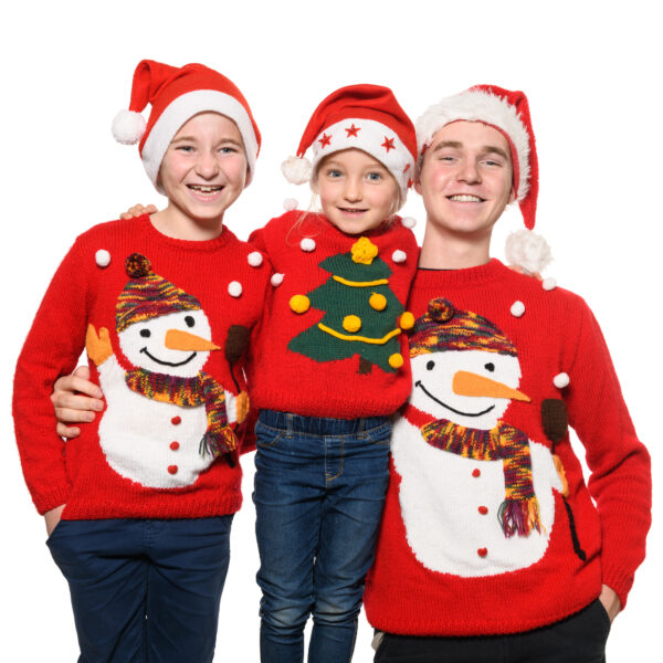 portrait en studio de trois enfants avec leurs pulls de noël