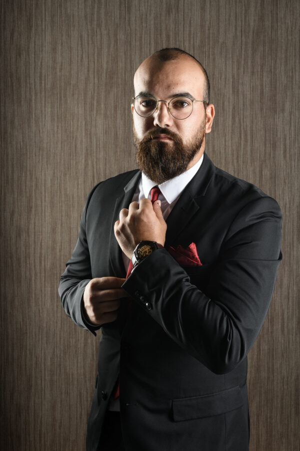 portrait d'homme classe en studio avec costume