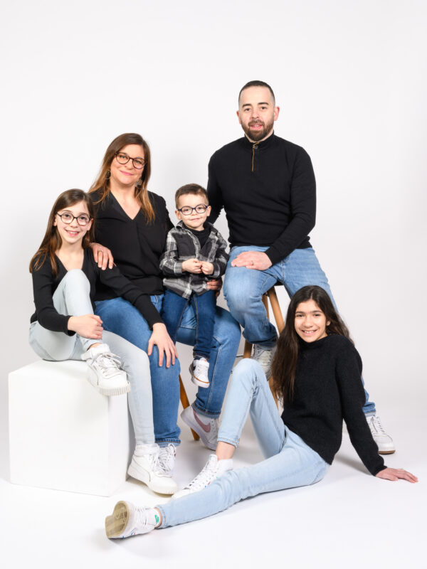 portrait de famille en studio deux adultes et trois enfants
