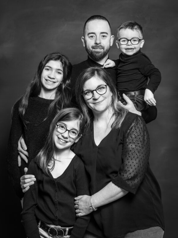 portrait de famille en studio deux adultes et trois enfants noir et blanc