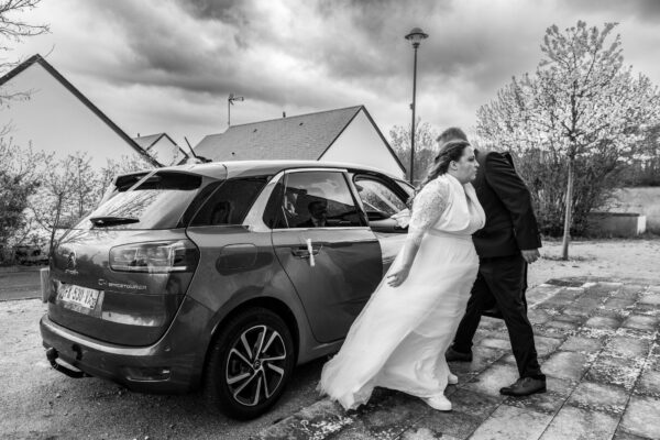 photos de mariage noir et blanc mariée avançant face au vent