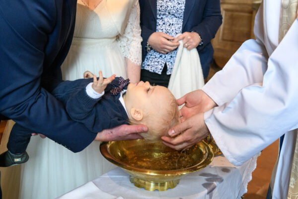 photo de baptême bébé se faisant baptisé