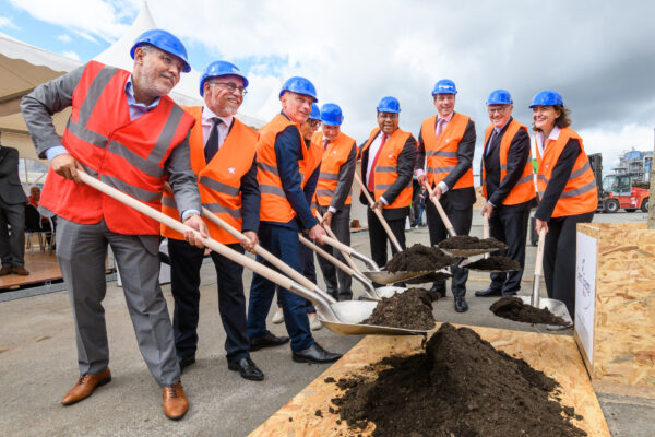 portes ouvertes swiss krono officiels portant de la terre dans une pelle