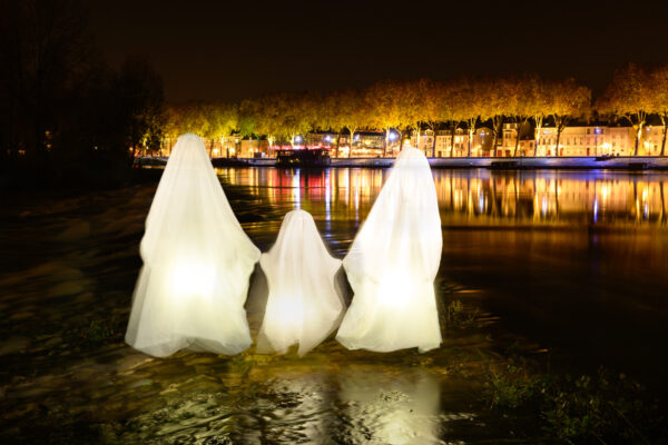 fantômes marchant sur la Loire à Orléans