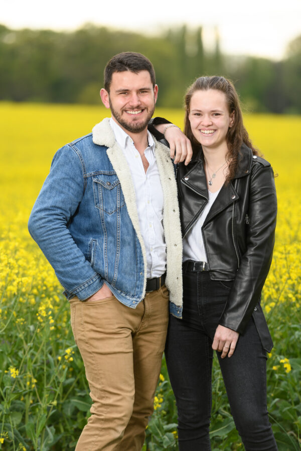 portrait frère et sœur devant un champs de colza