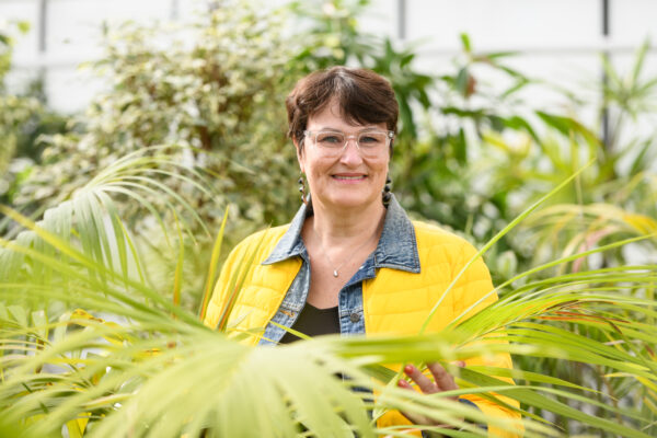 Sandrine lerouge adjointe au maire d'olivet portrait au milieu de végétation