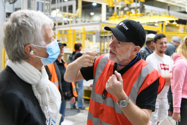 portes ouvertes swiss krono un employé explique aux visiteurs