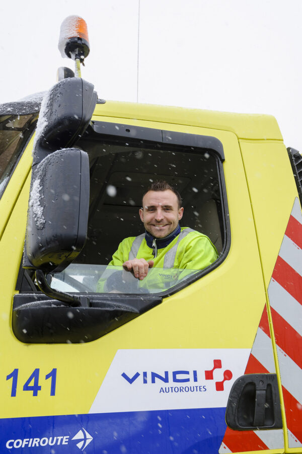 vinci autoroutes conducteur de déneigeuse sous la neige