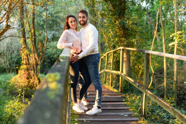 portrait couple sur un pont dans la forêt