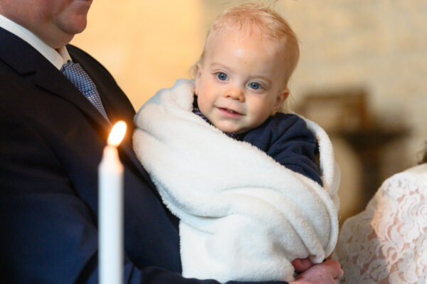 baptême enfant regardant la bougie