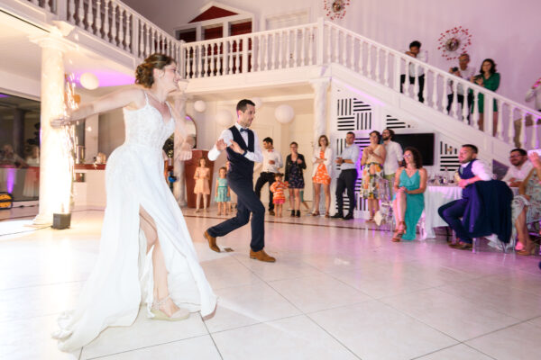 mariés dansant pour l'ouverture du bal