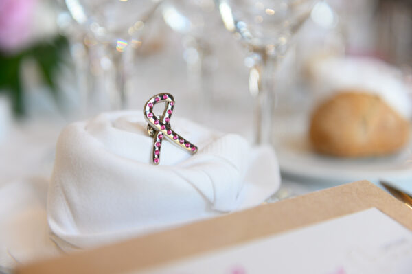 Diner Rose à but caritatif pin's symbole