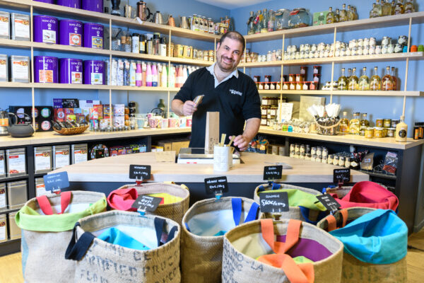 portrait la grègue torréfacteur chécy devant les sacs de café