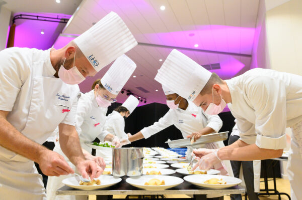 Diner Rose à but caritatif cuisiniers préparant le repas à Olivet