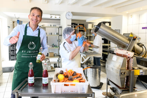 BY JARDIN adhérent C du Centre du Centre-Val de Loire dans son atelier de production de jus de légumes