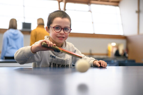 tennis de table enfant jouant