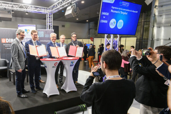 business connect day tour signature des officiels devant des photographes