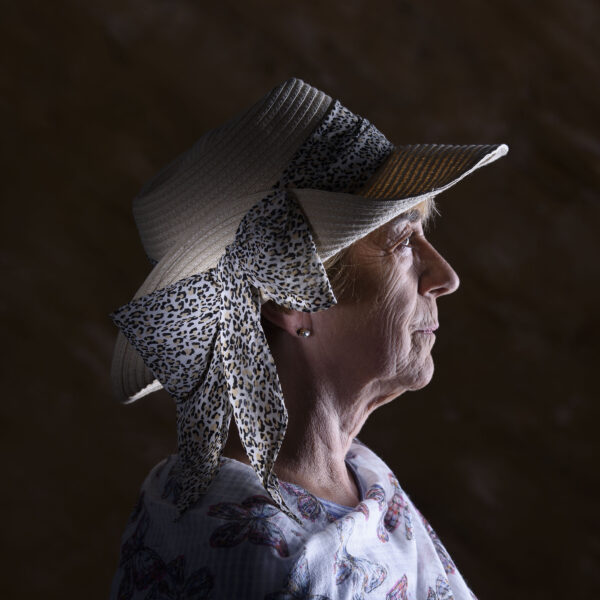 portrait femme studio avec chapeau sur la tête