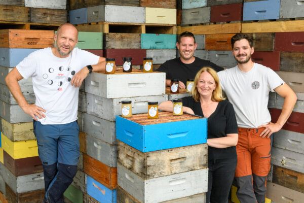 GAEC Mérignan équipe des apiculteurs devant le stockage des ruches