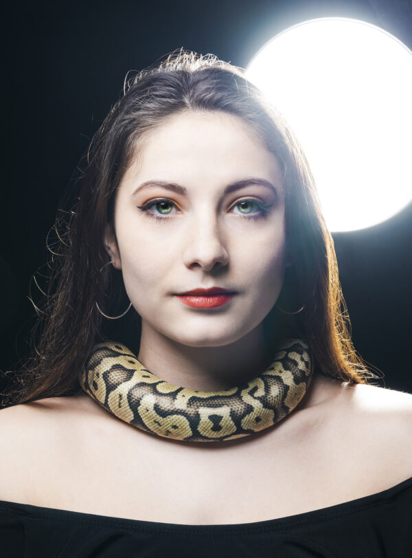 portrait femme studio avec corps de python royal en guise de collier