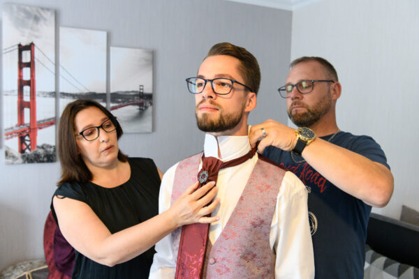 habillage du marié les parents habillent leur fils