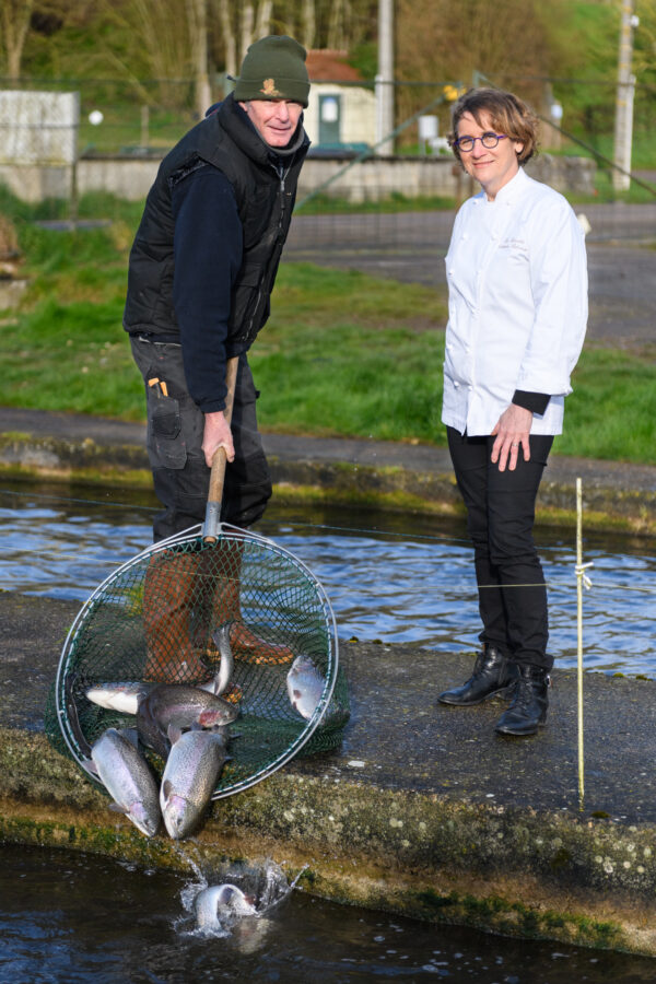 catherine delacoute chef du restaurant Lancelot à Chilleurs-aux-bois dans un élevage de truite