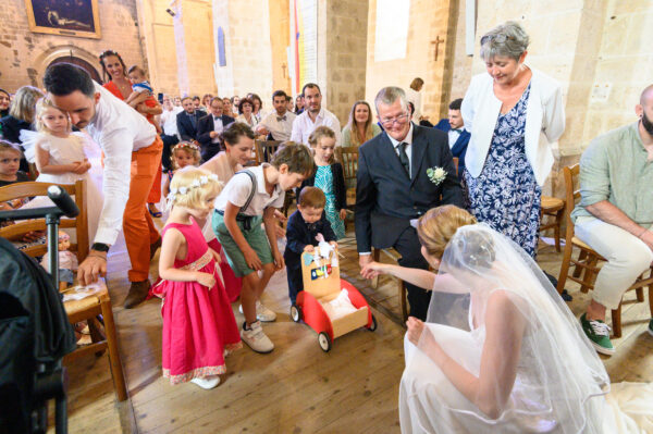 mariage garçon amène les alliances sur un chariot dans l'église