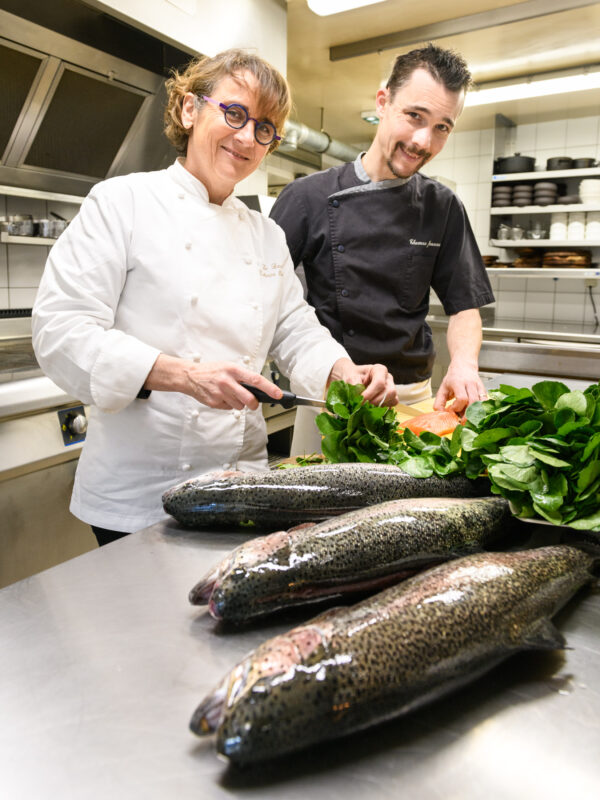 thomas jeanne et catherine delacoute chef du restaurant Lancelot à Chilleurs-aux-bois préparant des truites