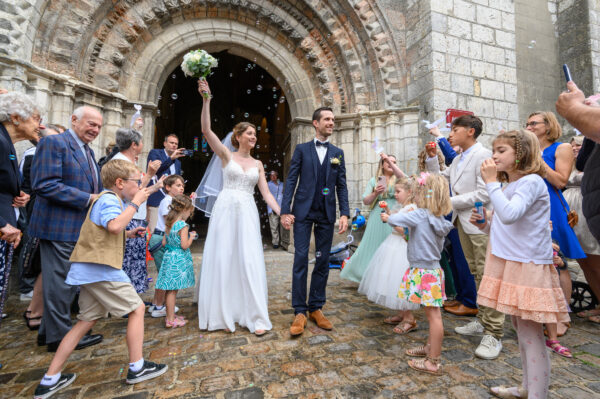 mariés à la sortie de l'église les invités font des bulles de savon