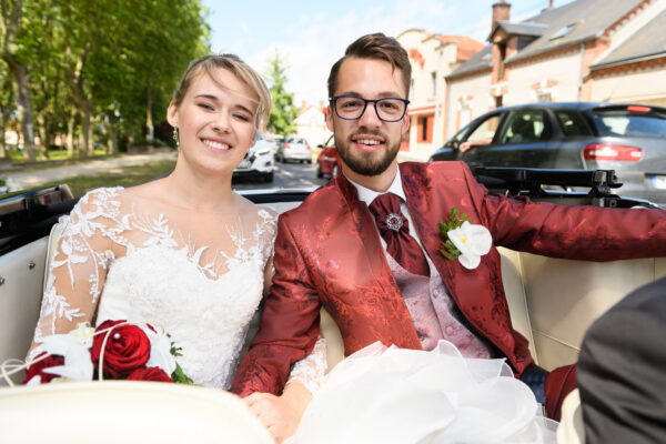 couple de mariés dans une décapotable
