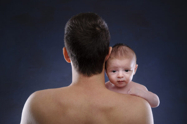 portrait d'un bébé posant sur l'épaule de son père