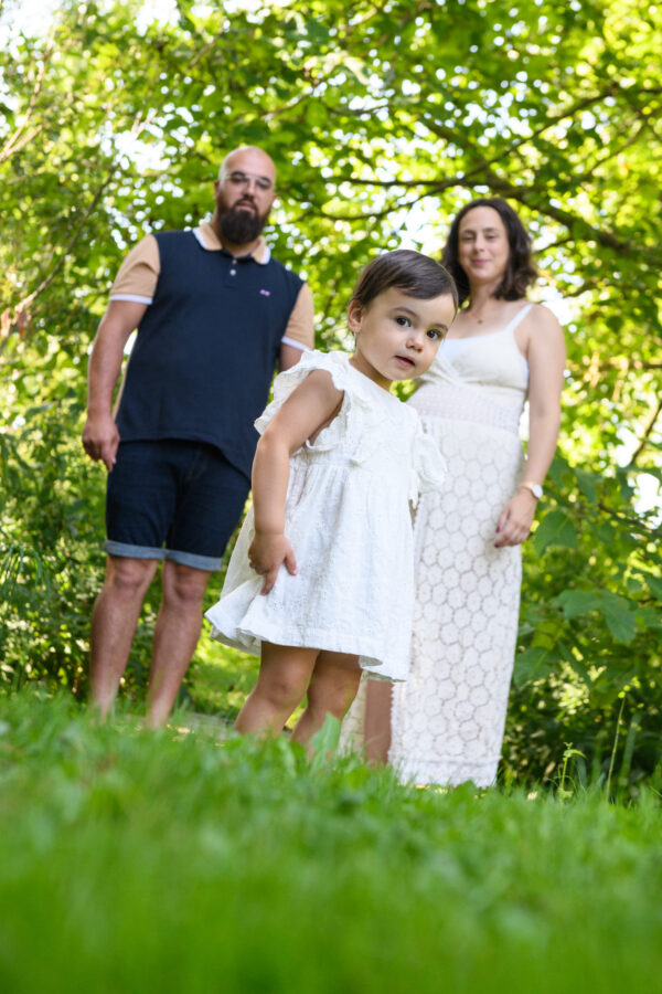 portrait couple avec jeune enfant dans la nature