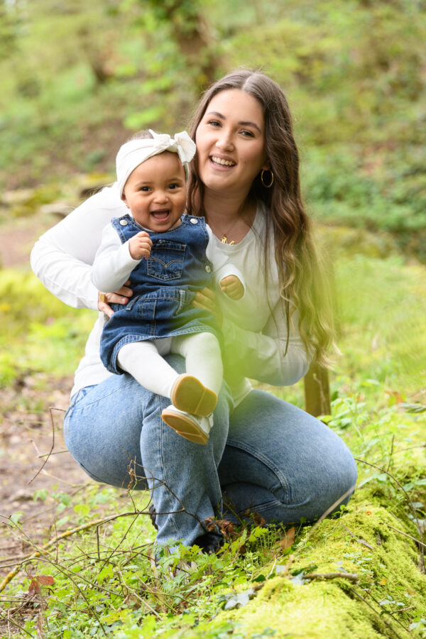 portrait jeune femme avec son enfant dans la nature