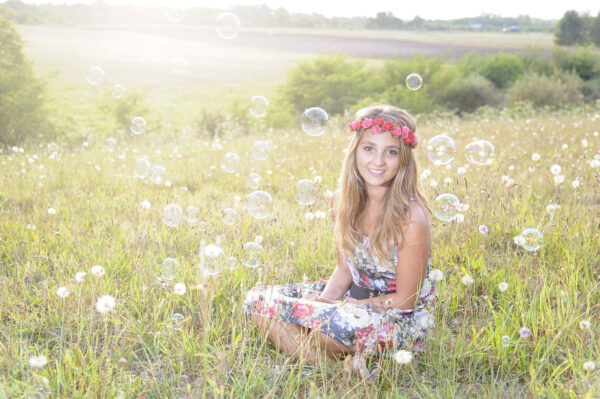 portrait jeune fille dans la nature entourée de bulles de savon