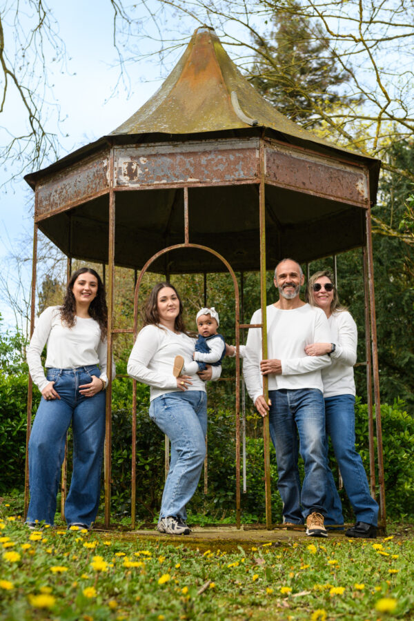 portrait de famille devant une gloriette