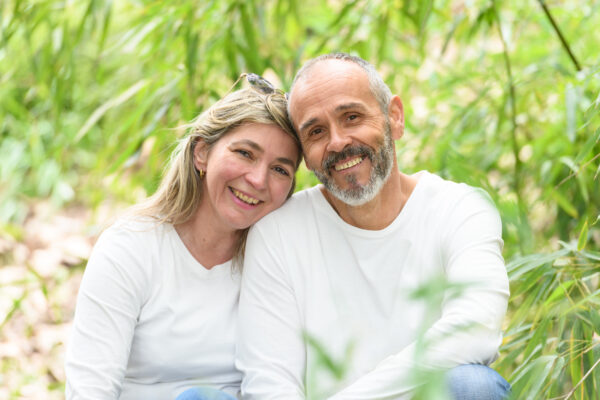 portrait d'un couple dans la nature