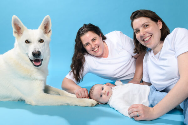 portrait de famille en studio, deux femmes et leur bébé et leur chien