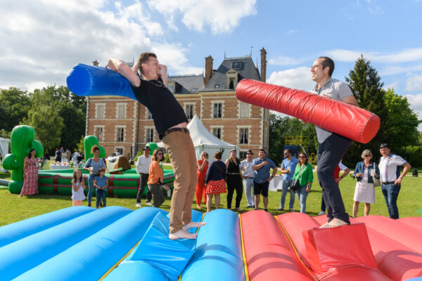jeu sur structure deux adultes essaient de faire tomber l'autre