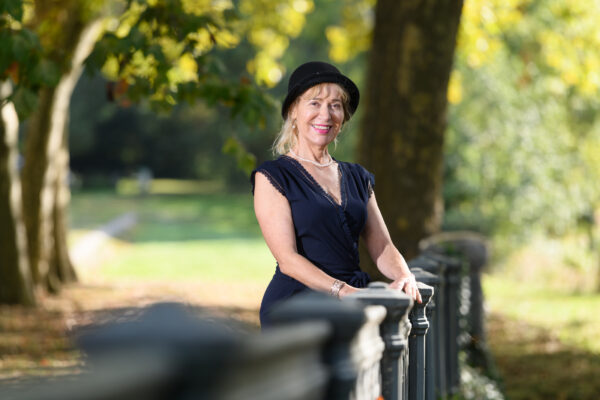 portrait de femme avec un chapeau dans la nature