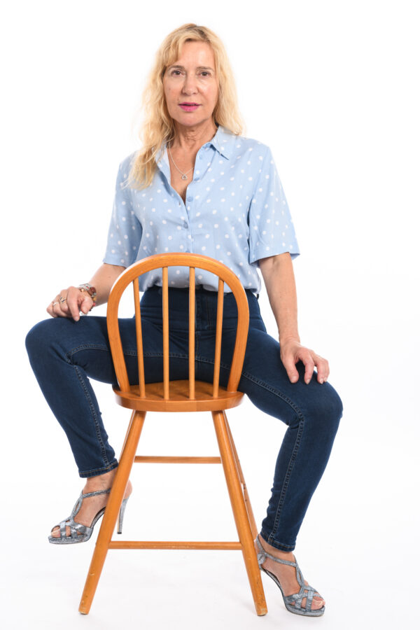 portrait de femme senior en studio assise sur une chaise