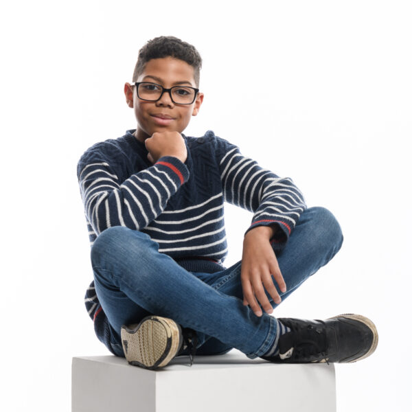 portrait d'un adolescent noir en studio