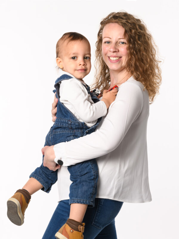 Portrait en studio photo d'une maman avec son enfant