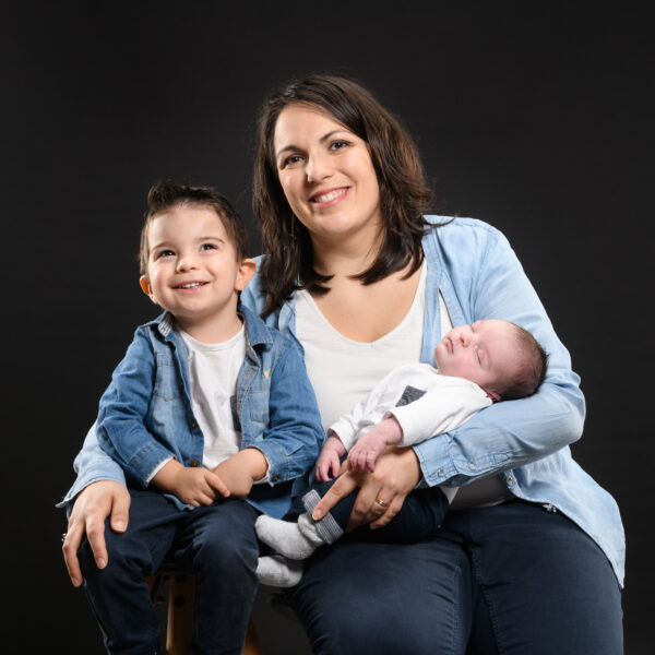 portrait de famille une maman avec un bébé et un enfant en studio