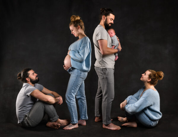 portrait de femme enceinte avec le papa avant et après naissance du bébé