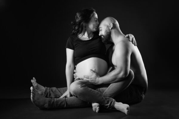 Couple avec femme enceinte avec le papa noir et blanc