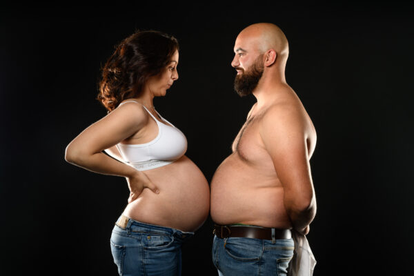 portrait humoristique avec femme enceinte avec papa qui a aussi un gros ventre