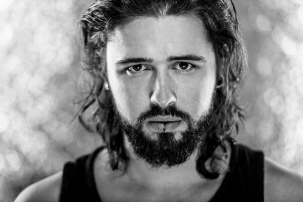 portrait homme beau gosse noir et blanc avec halo de lumière