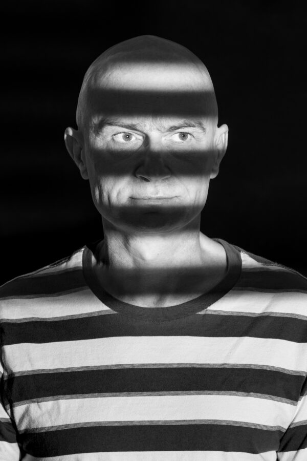 autoportrait pascal foulon photographe avec rayure du maillot qui semblent s'étendre sur le visage