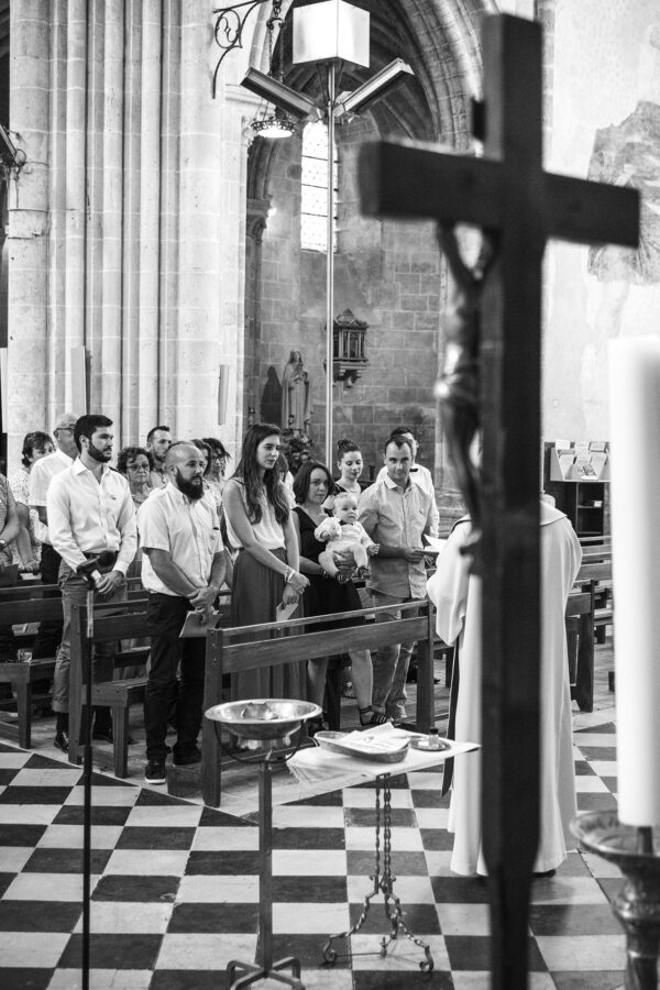 Baptême derrière la croix de jésus