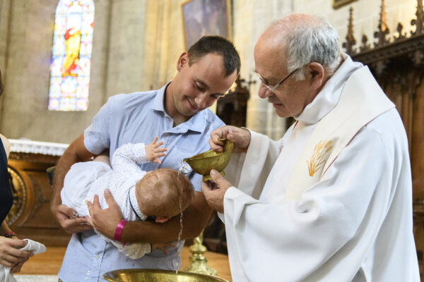 Baptême l'enfant reçoit l'eau bénite sur la tête